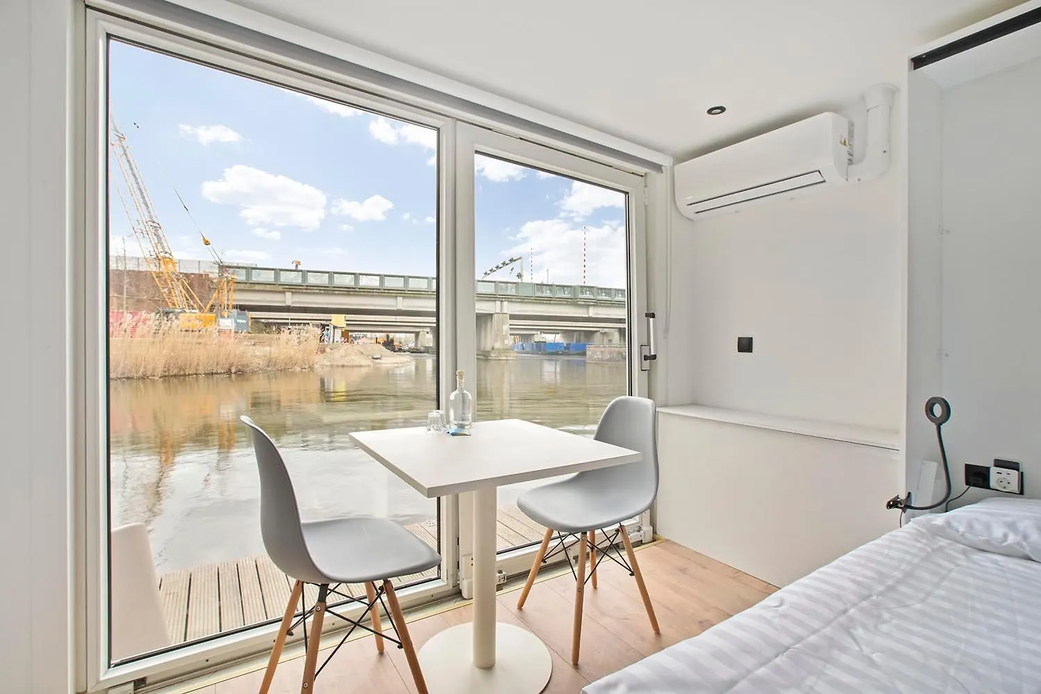 Bed & Breakfast Houseboat The New Lake - Nieuwe Meer Amsterdam